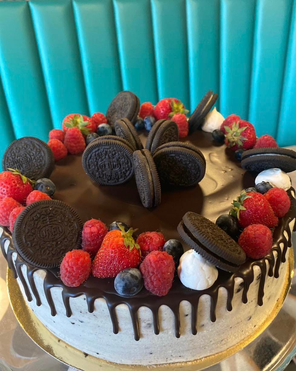 Čokoládový dort s Oreo sušenkami, jahodami a borůvkami v kavárně